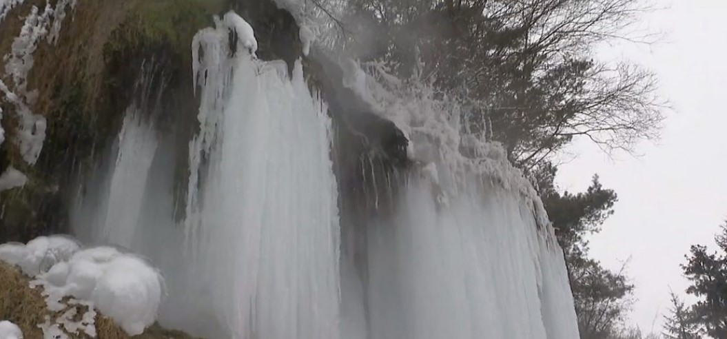 Prvi put u posljednjih nekoliko godina zaleđen termalni vodopad u Rumuniji