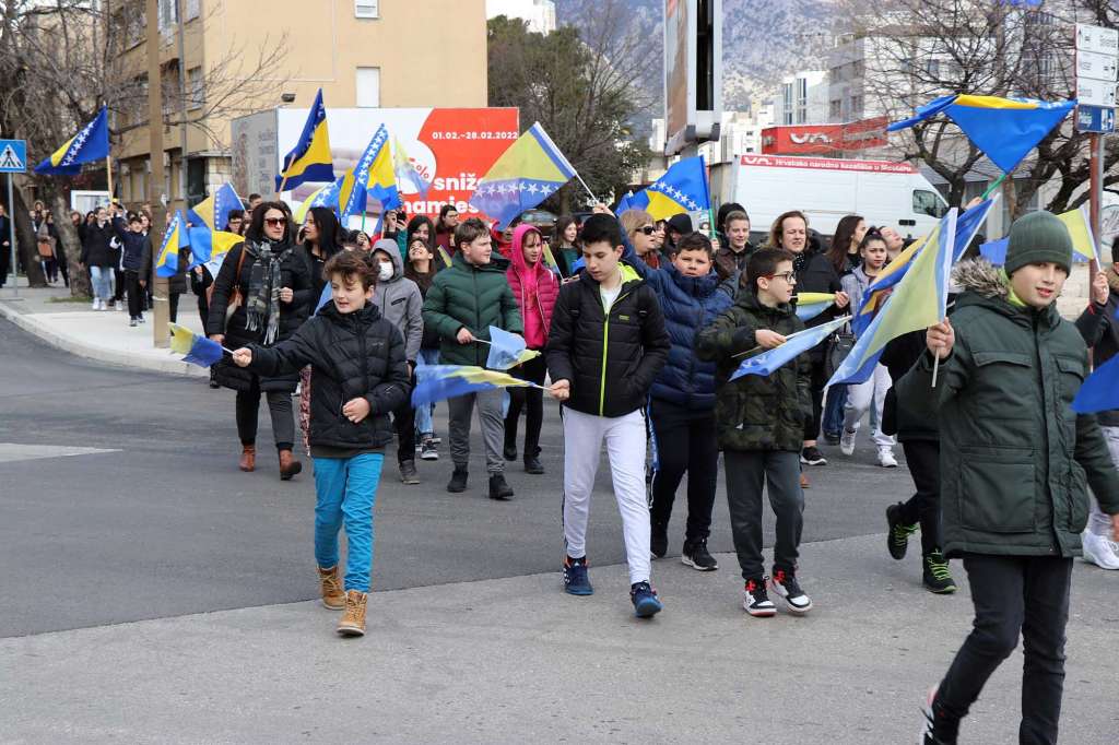 Učenici mostarskih osnovnih i srednjih škola obilježili Dan nezavisnosti BiH