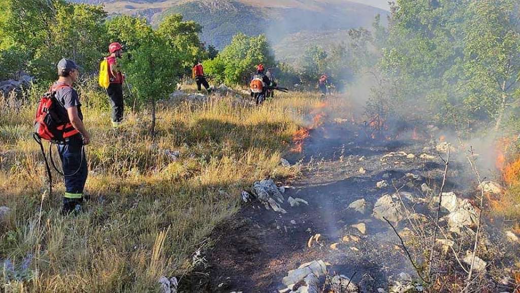 Požar na Tušnici kod Livna prijeti obiteljskim kućama