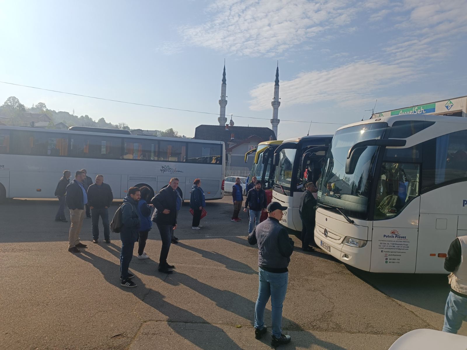 Počelo izmještanje migranata iz kampa Miral u V. Kladuši u Lipu kod Bihaća