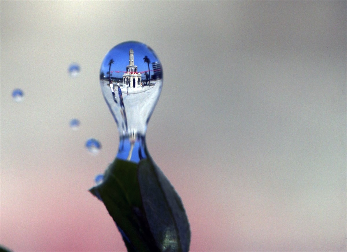 Znamenitosti Izmira fotografisane kao odrazi u kapljicama vode