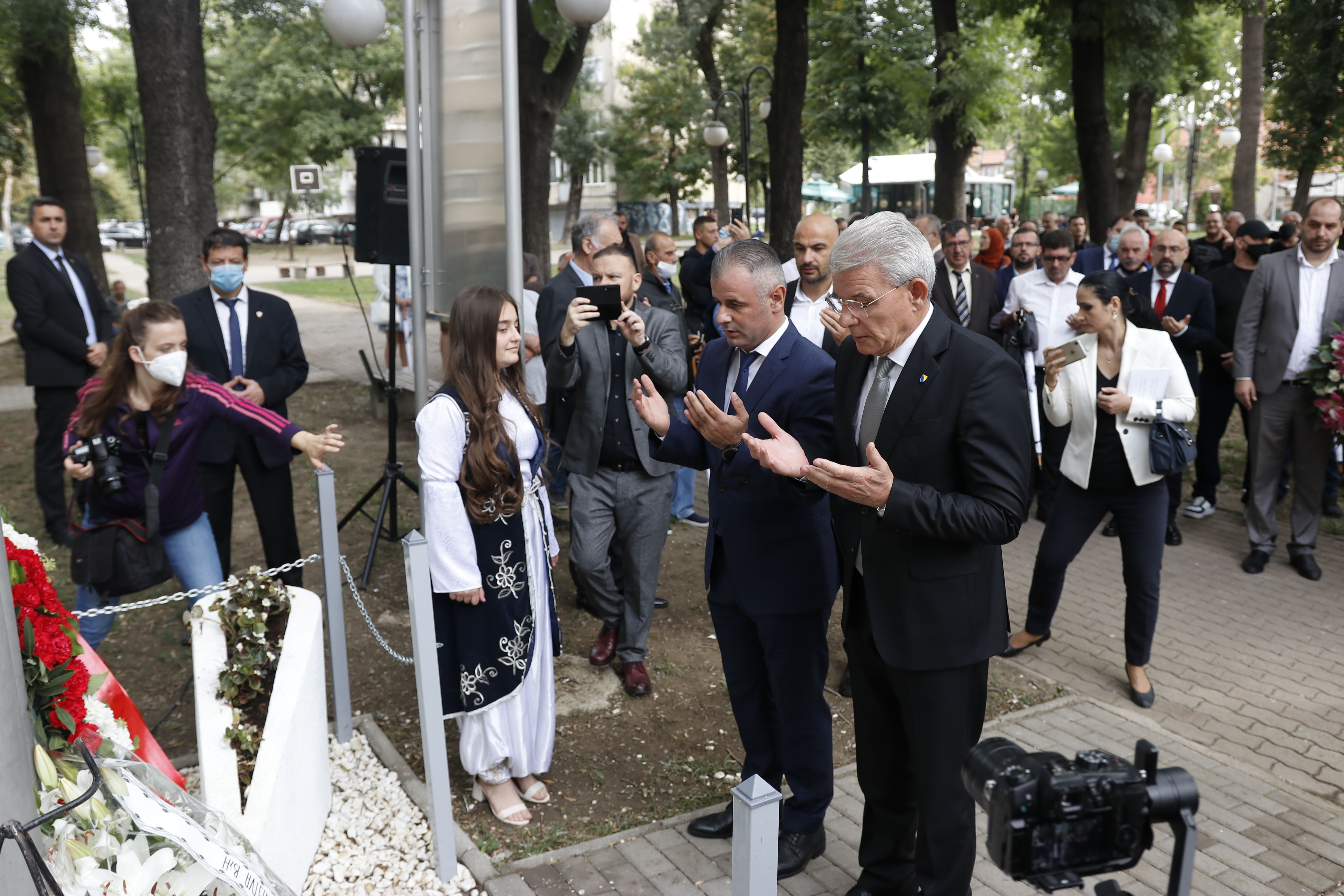 Džaferović: Barbarski je vrijeđati žrtve i osporavati genocid