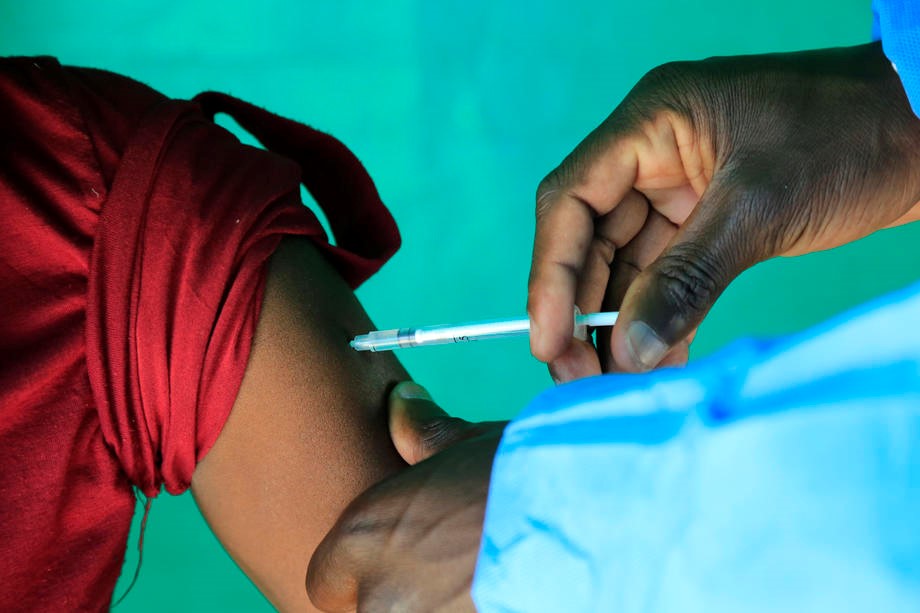 Zimbabve uveo obaveznu vakcinaciju protiv COVID-19 za državne službenike