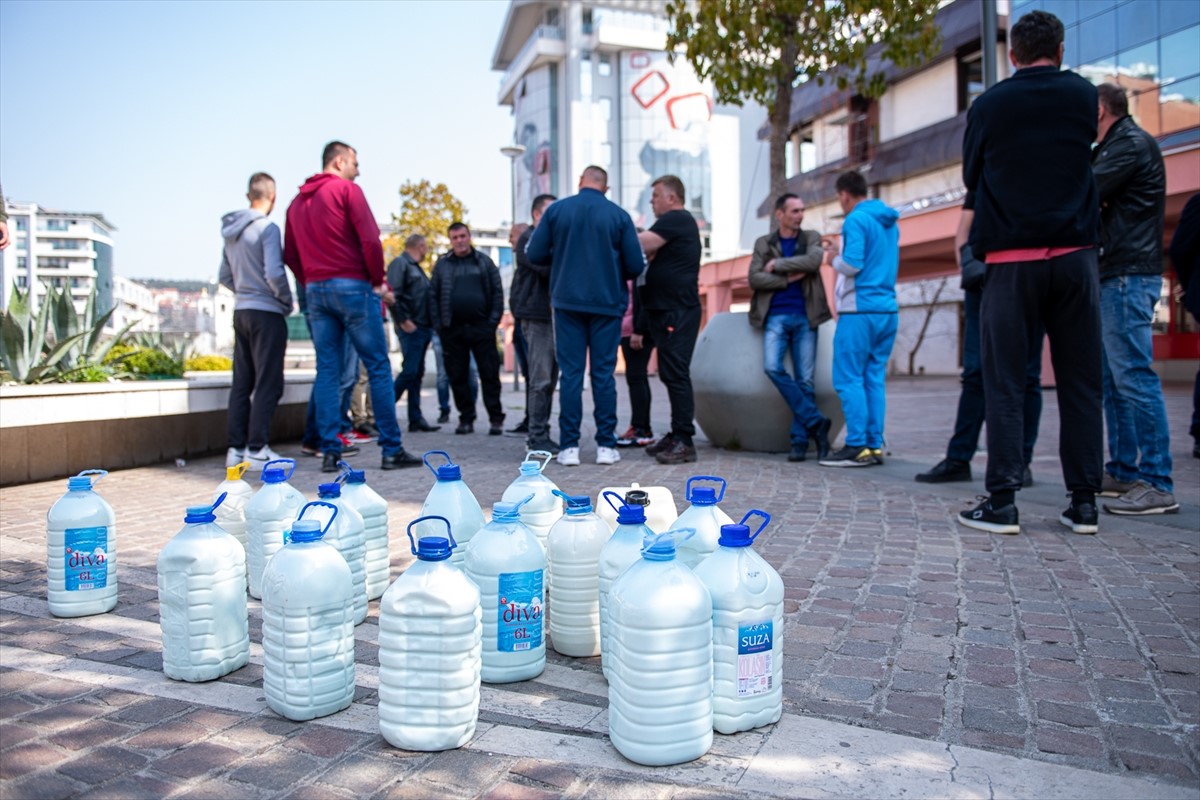 Crnogorski stočari ostavili mlijeko ispred Ministarstva poljoprivrede u znak protesta