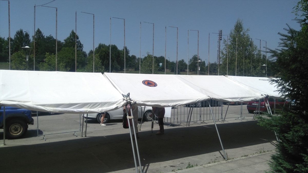 Pripadnici FUCZ postavili tunel od šatora ispred ulaza u Zetru