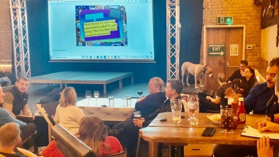 Više desetina ljudi zarobljeno u pabu u Velikoj Britaniji nakon mećave