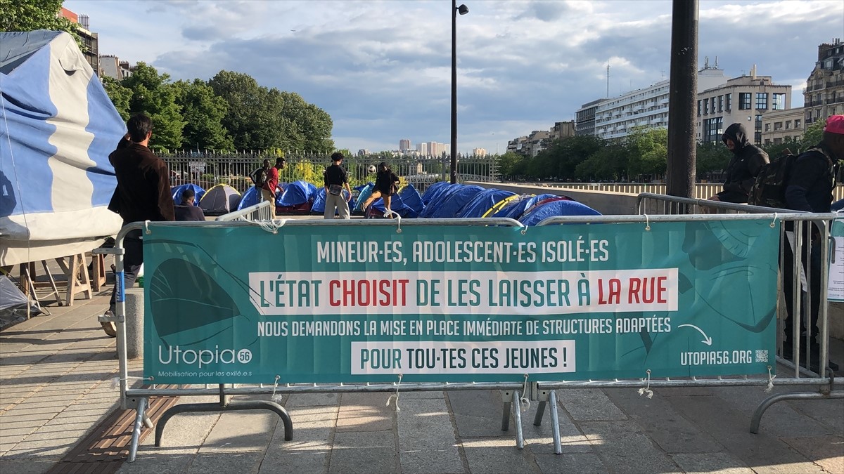 Djeca migranti postavili kamp u Parizu