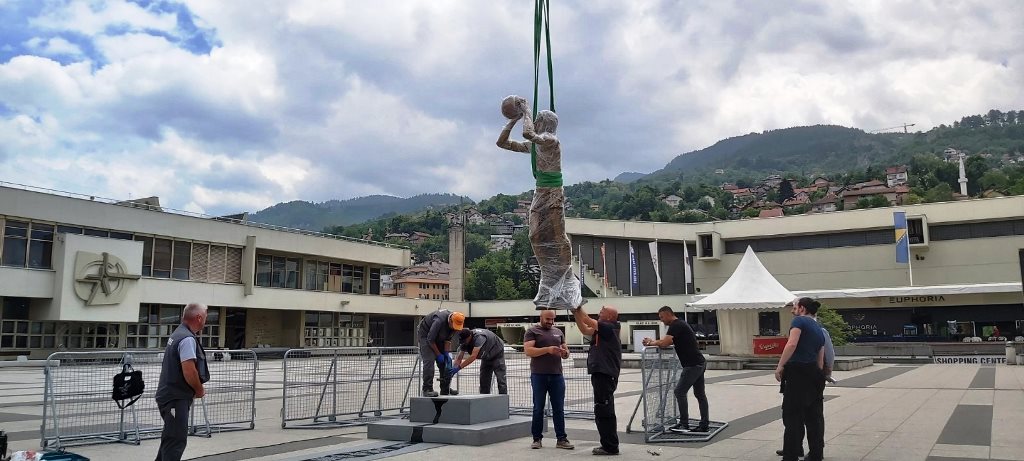 Sutra otkrivanje spomenika Mirzi Delibašiću