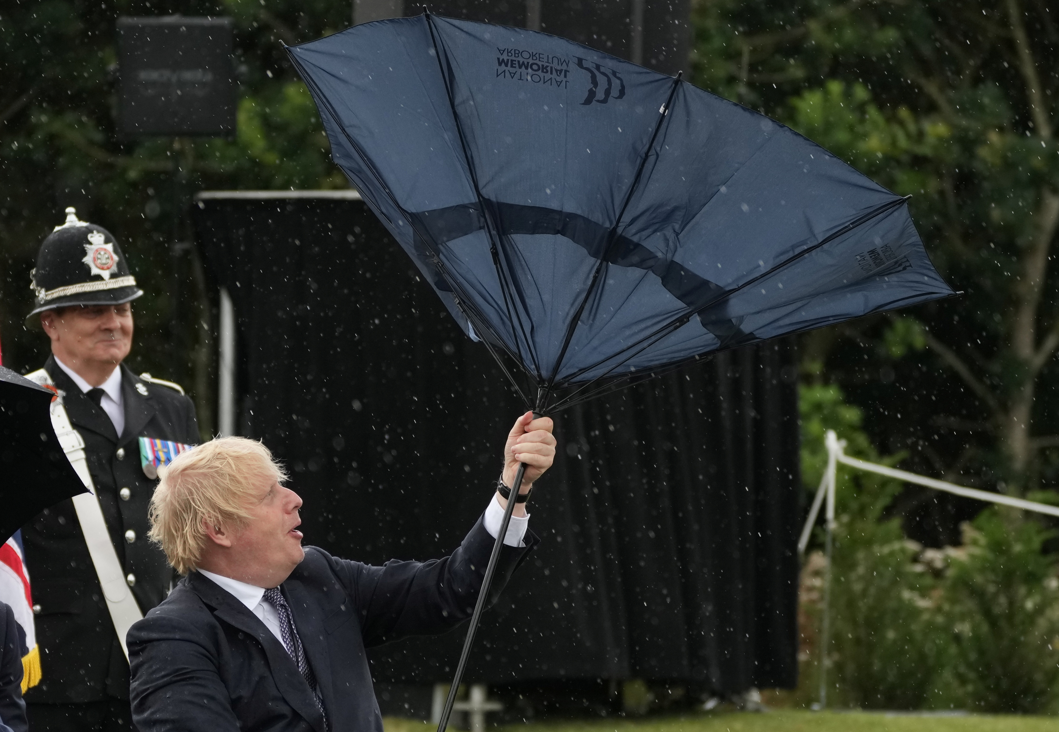 Boris Johnson i problemi sa kišobranom
