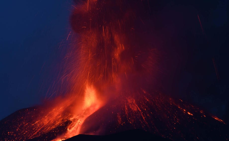 Etna ponovo izbacuje lavu i pepeo