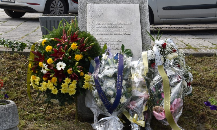 Delegacija KS položila cvijeće na mjesto masakra na Trgu solidarnosti