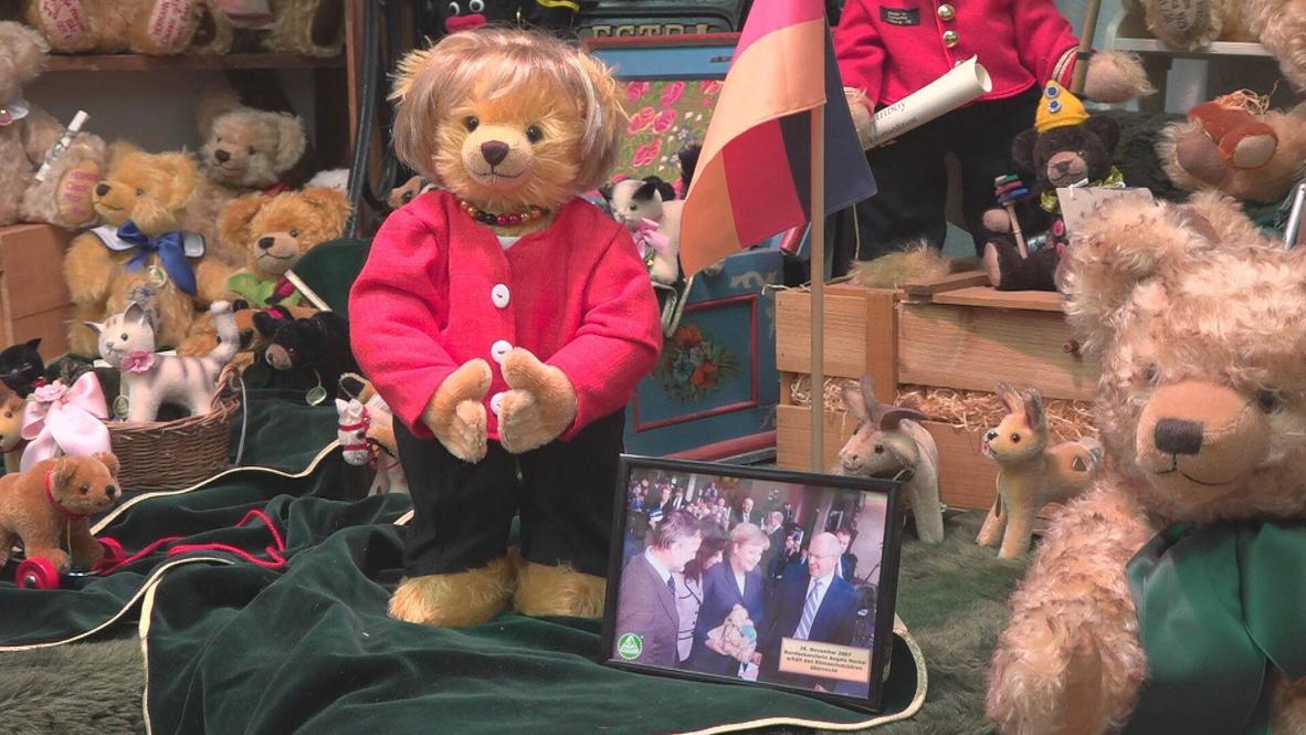 Plišani medvjedi sa likom Angele Merkel rasprodani, a kancelarka još nije otišla