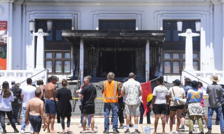 Protesti za prava Aboridžina: Zapaljena zgrada bivšeg parlamenta