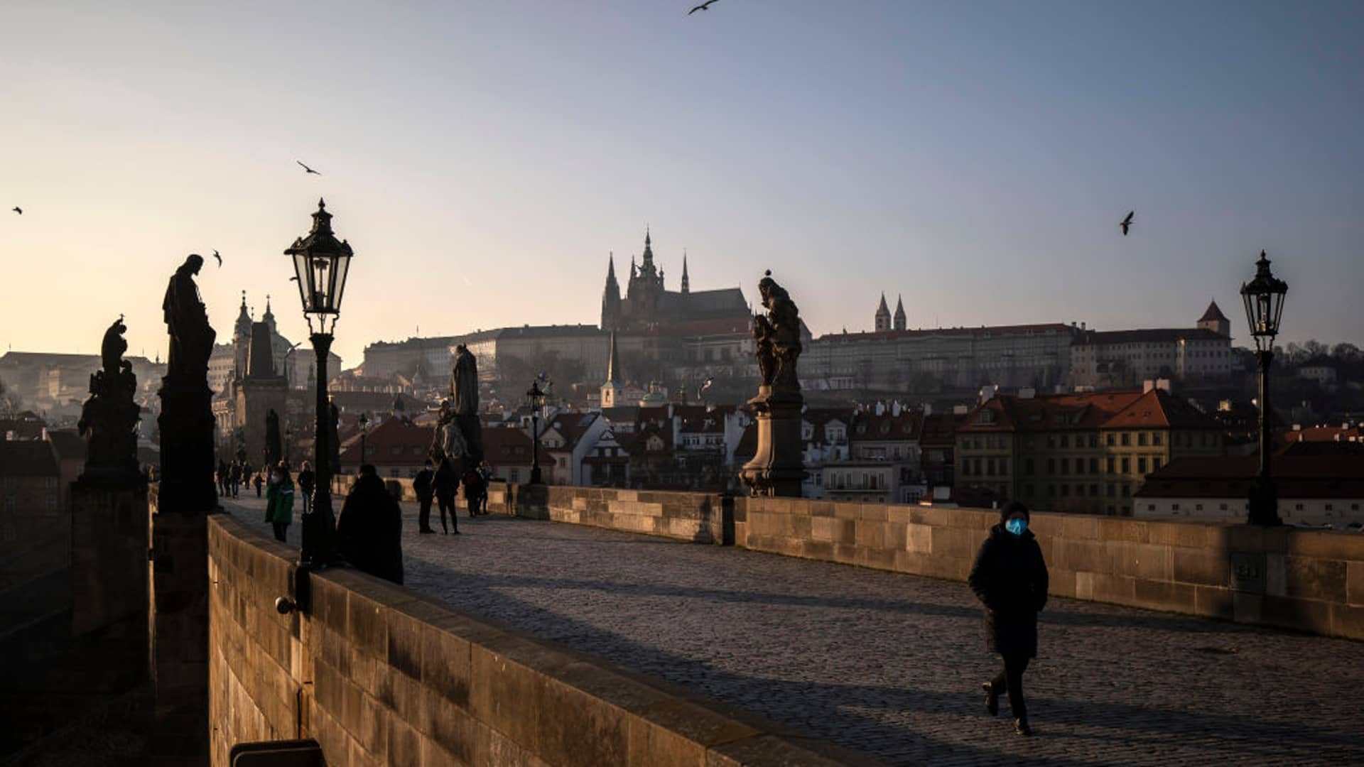 Češki antivakcinaši postavljaju političarima vješala ispod prozora