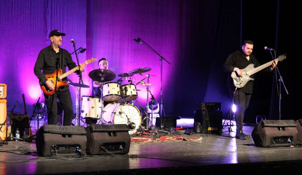 Publika u Tuzli uživala u koncertu Vlatka Stefanovskog i tria V3