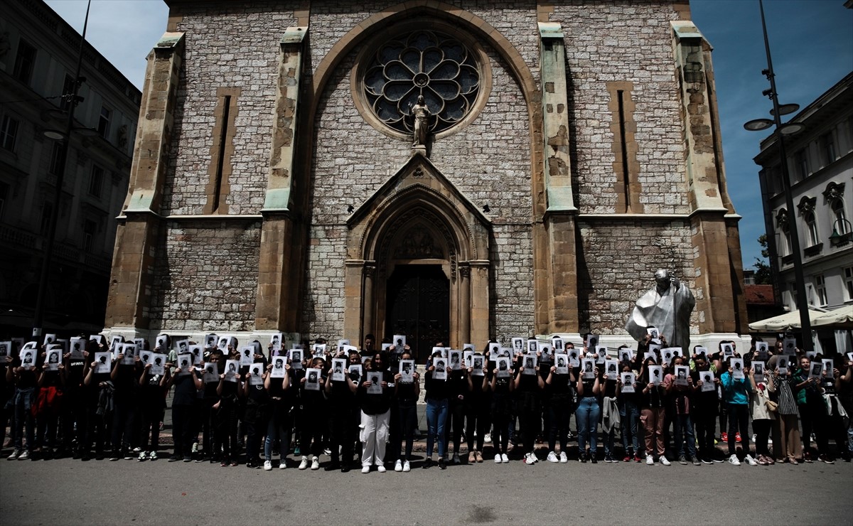 Performans ispred sarajevske Katedrale za 102 ubijene djece
