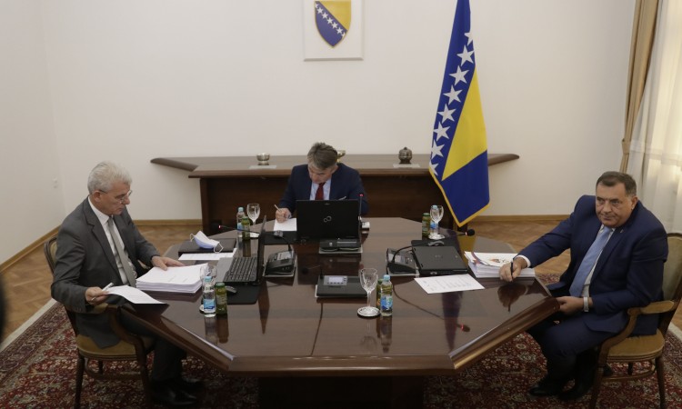 Dodik na sjednici Predsjedništva samo kako bi spriječio usvajanje odluka