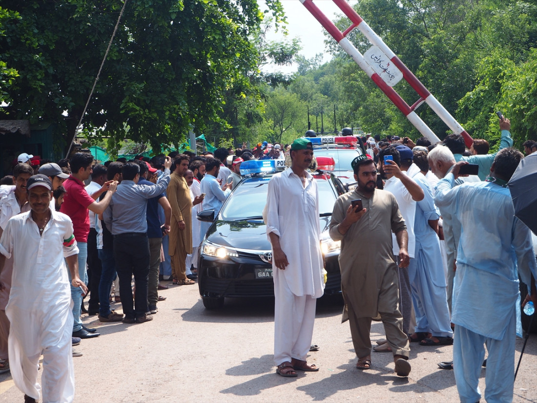 Rastu tenzije u Pakistanu: Pristalice se okupljaju ispred Khanove kuće