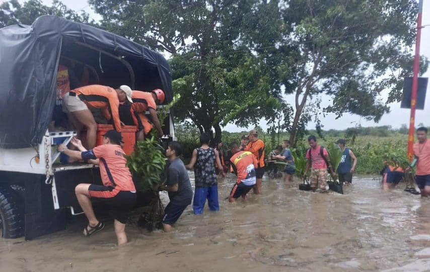 Zbog tropske oluje na Filipinima zatvorene škole i evakuisana naselja
