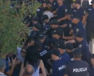 Sukob policije i prosvjednika u Livnu, više osoba privedeno