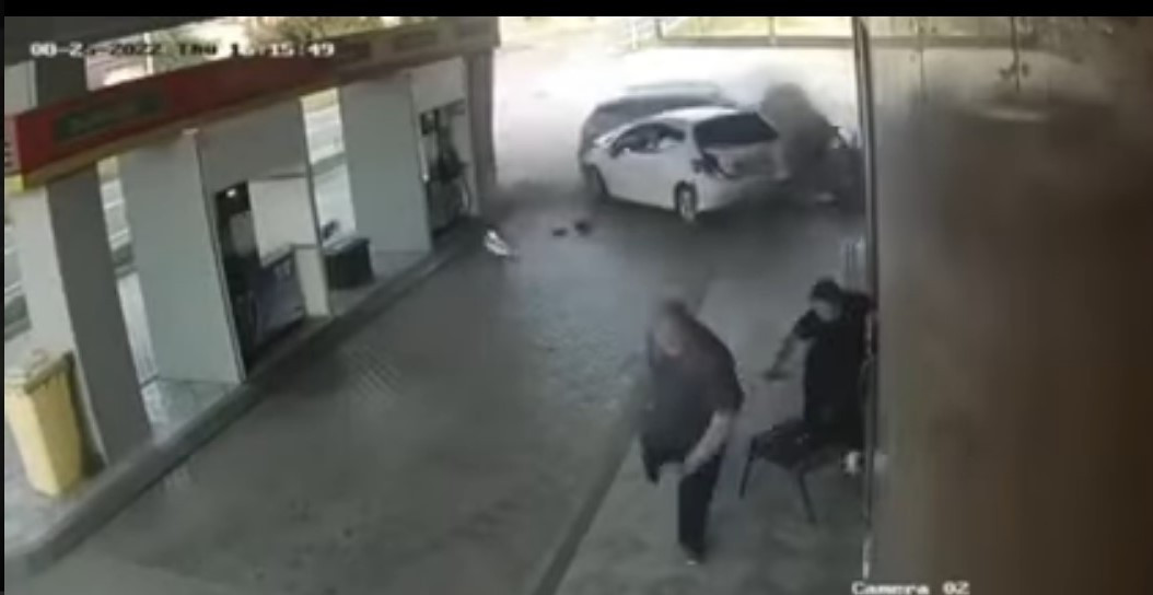 Vozač 'pokosio' automobile na benzinskoj pumpi u prnjavorskom naselju