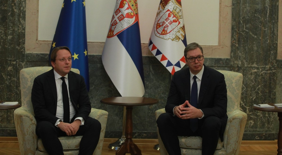 Varhelyi: Potrebna nam je Srbija za stolom na samitu u Tirani