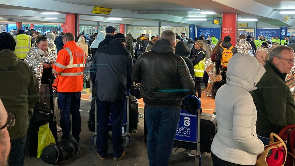 Aerodrom Glasgow zatvoren nakon što je pronađen "sumnjiv" predmet