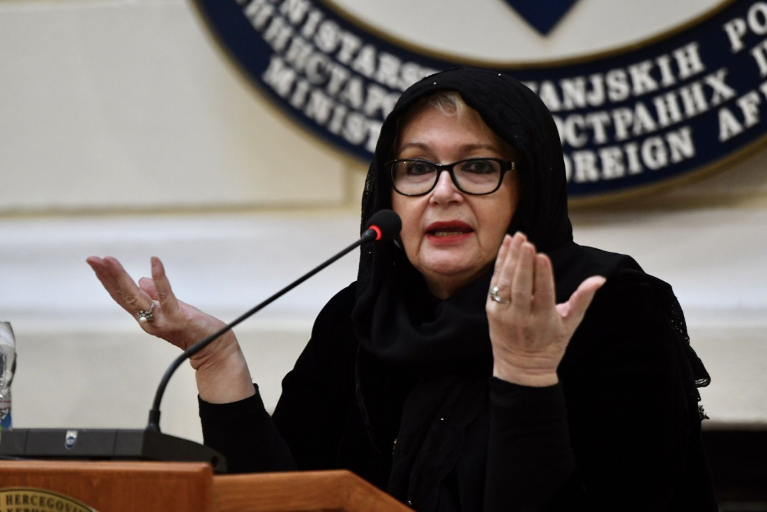 Govoreći o stereotipima Turković se tokom konferencije za novinare pokrila crnom maramom