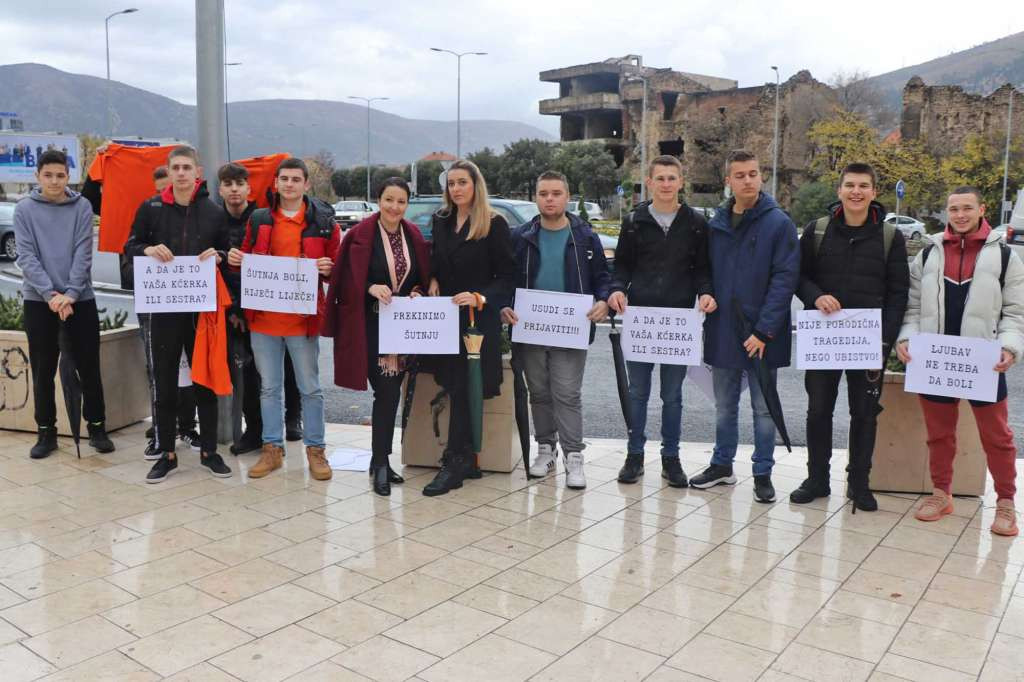 'Marš protiv nasilja nad ženama': Mladi Mostarci podigli svoj glas protiv nasilja