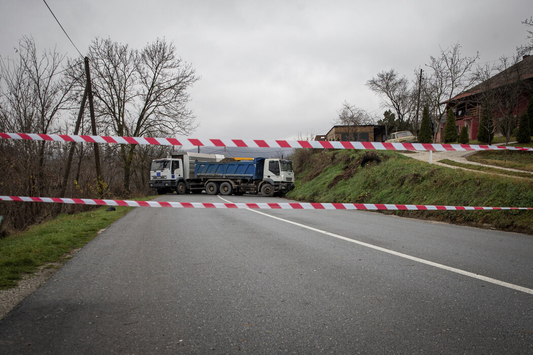 Ceste na sjeveru Kosova blokirane, zvaničnici EU i SAD dolaze u Beograd