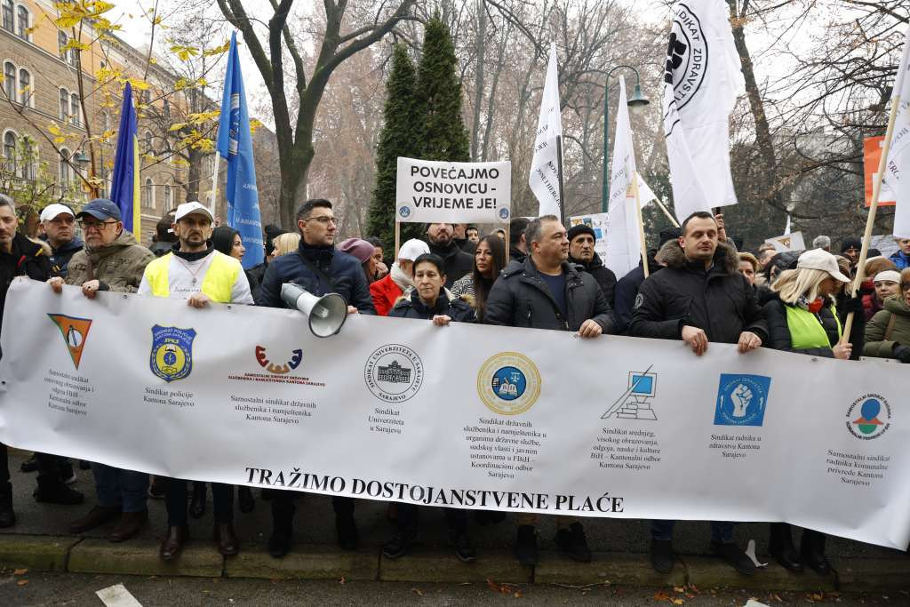 Završeni protesti ispred Vlade KS, Forto pozvao sindikate na pregovore