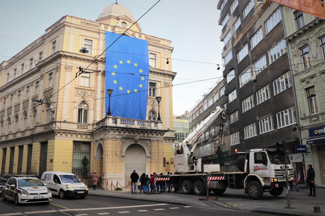 Na inicijativu premijera Forte u centru Sarajeva postavljena velika zastava EU