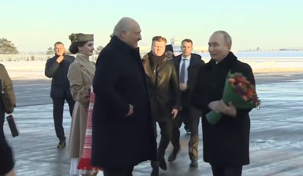 Putin sletio u Minsk, na aerodromu ga dočekao Lukašenko