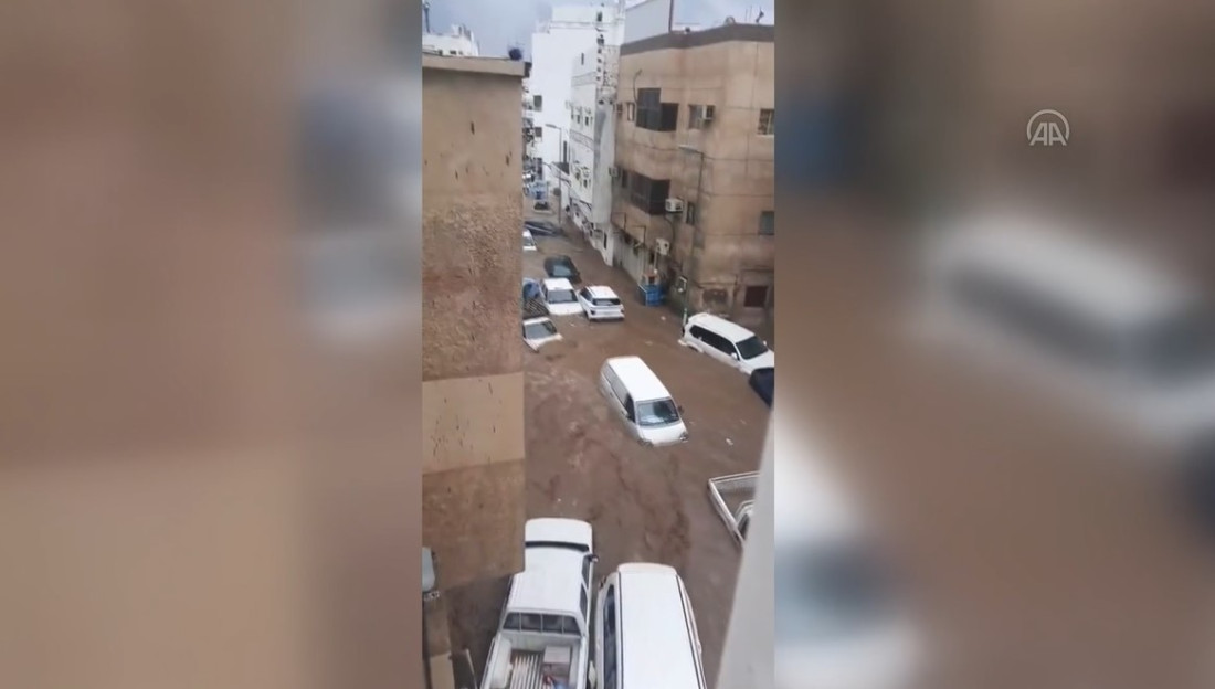 Poplave u Saudijskoj Arabiji: Nabujala vodi nosi automobile u Mekki
