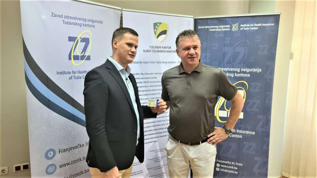 Premijeru TK uručena elektronska zdravstvena legitimacija