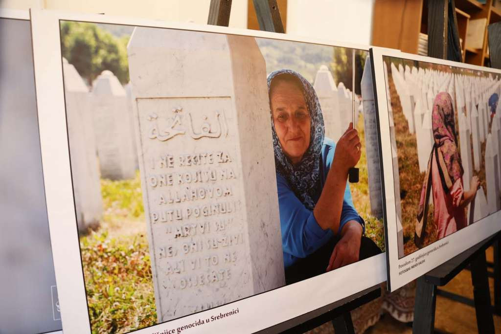 Izložba 'Bijeli nišani, srca uznemirena' još jedno podsjećanje na užase genocida u Srebrenici