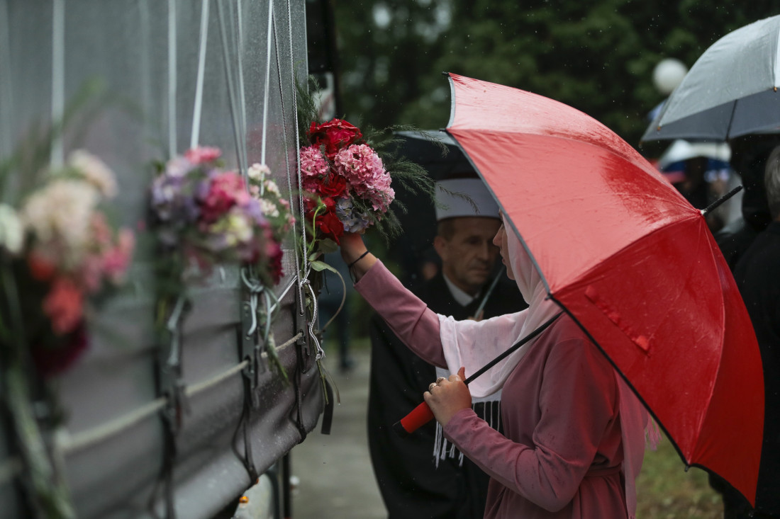 Građani sa suzama u očima ispratili kamion s tabutima srebreničkih žrtava