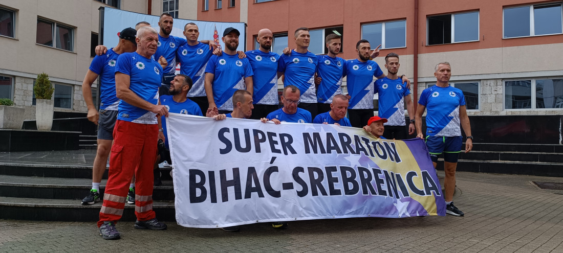 Više od 20 maratonaca iz Bihaća krenulo za Srebrenicu