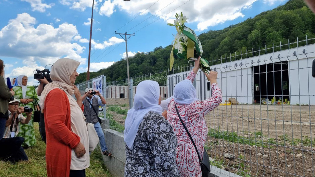 Srebrenička stratišta: Zaključana kapija u Kravici i cvijeće na ogradi