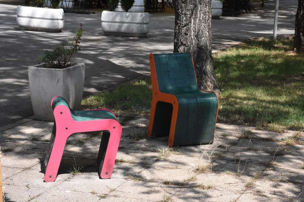 Prve klupe od reciklirane plastike u Radićevoj ulici