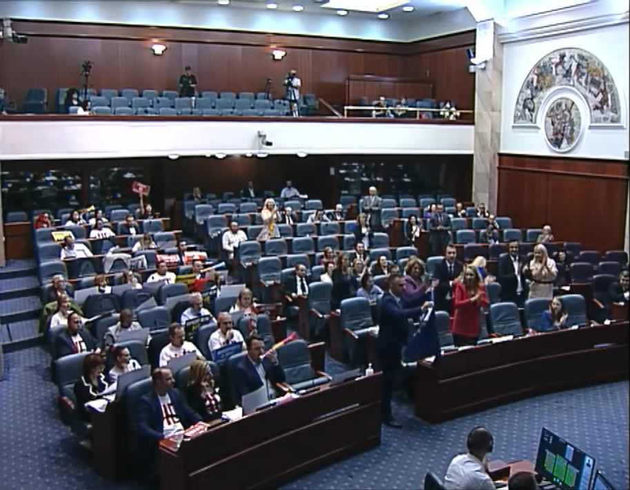 Opozicioni poslanici u Sobranju kolege iz vlasti ometaju vuvuzelama