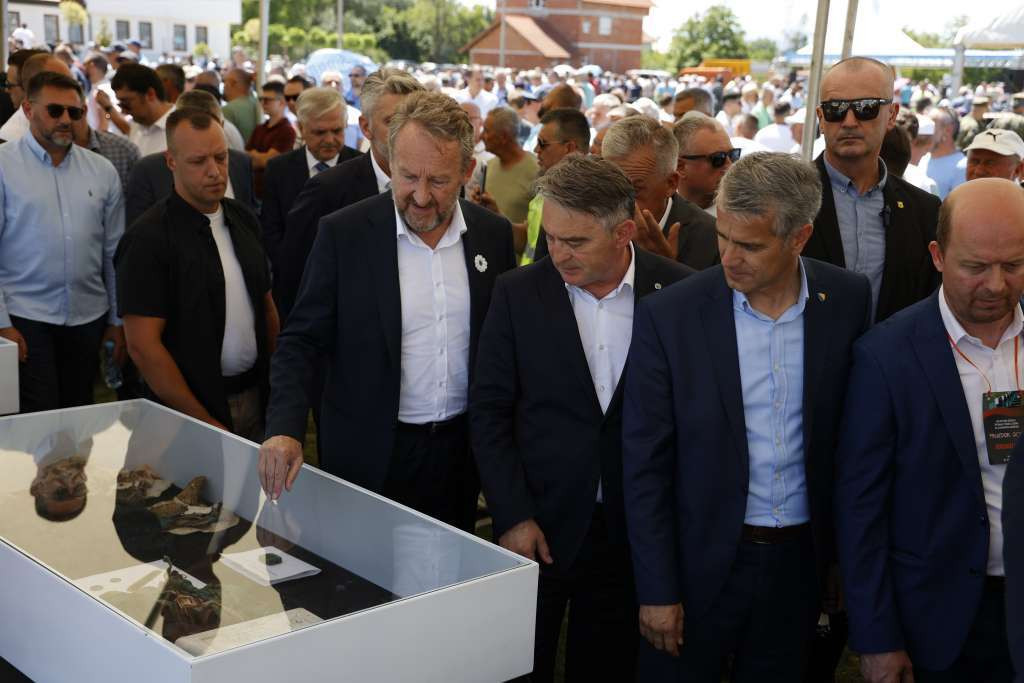 Izetbegović na dženazi u Kamičanima: Genocid je užasno lice pokazao upravo ovdje