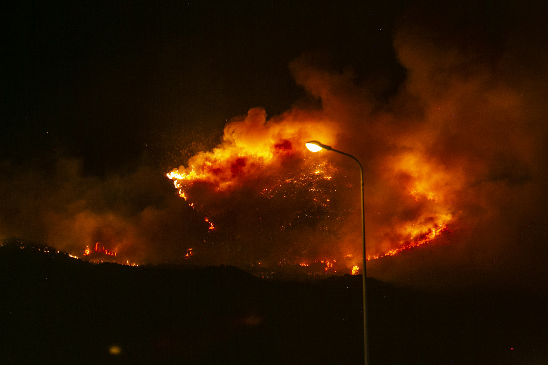 Vatrogasci u Tunisu se bore sa velikim šumskim požarom