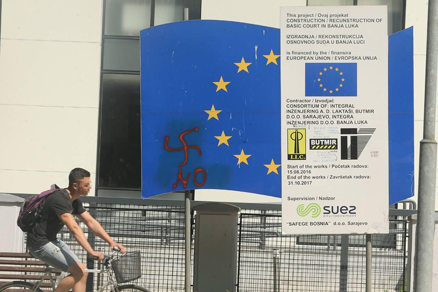 Lišen slobode zbog crtanja kukastog krsta na ogradi Osnovnog suda u Banjaluci