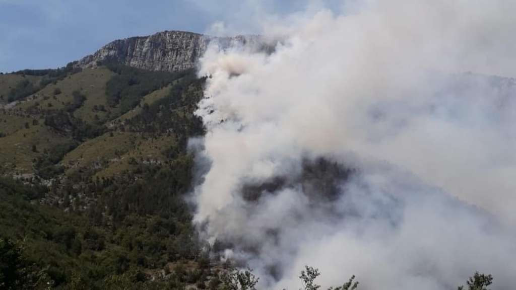Veliki požar na Blidinju: Situacija jutros puno bolja, gasitelji se nadaju kiši