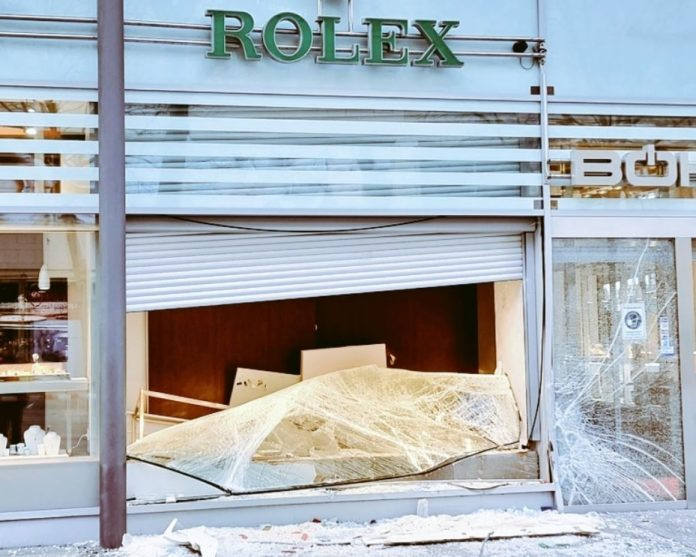 Smotani Pink Panter iz Srbije uhićen u Mađarskoj; džip mu se zaglavio u izlogu