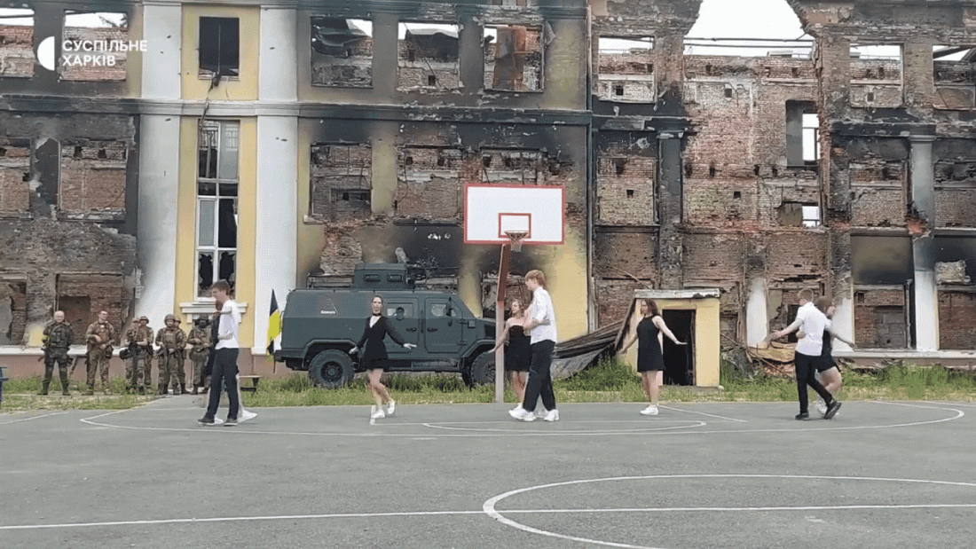 10 maturanata zaplesalo valcer na ruševinama svoje škole u Harkivu