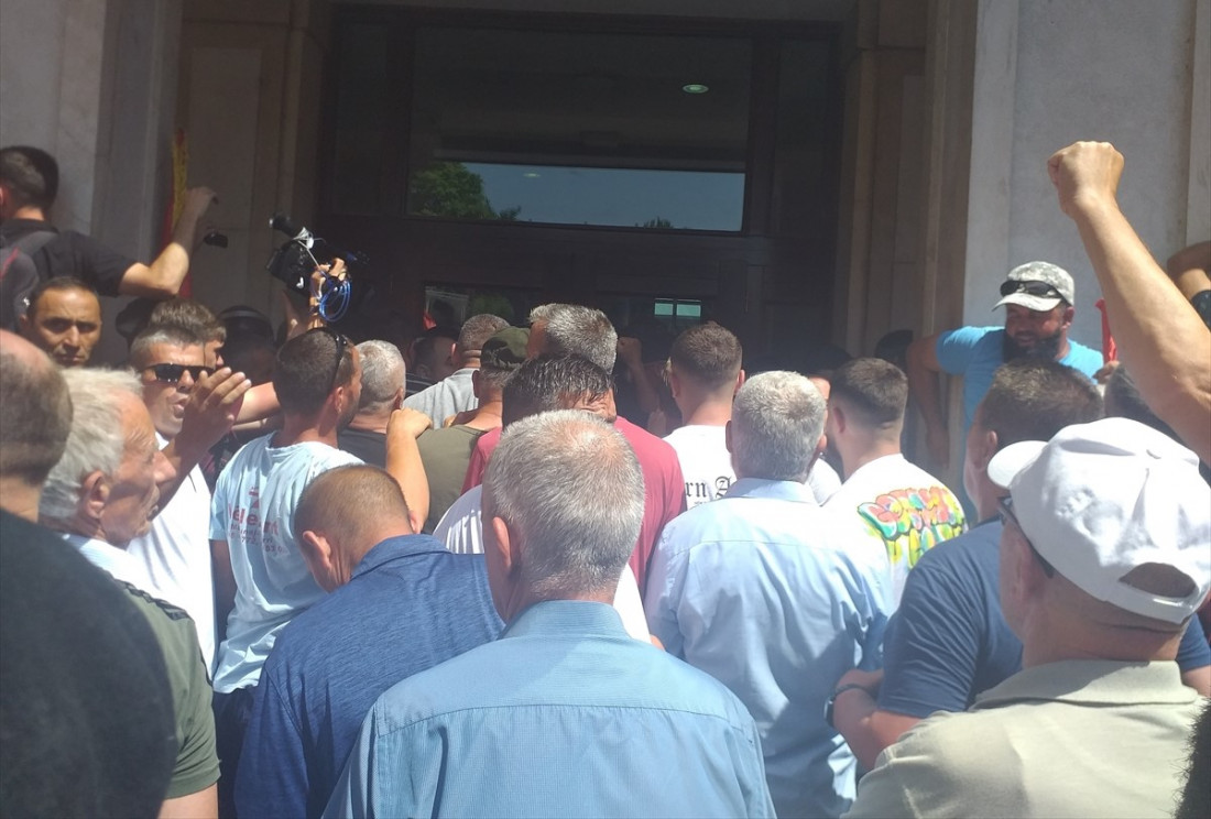 Veterani OVK-a probili ogradu i ušli u dvorište Skupštine Kosova