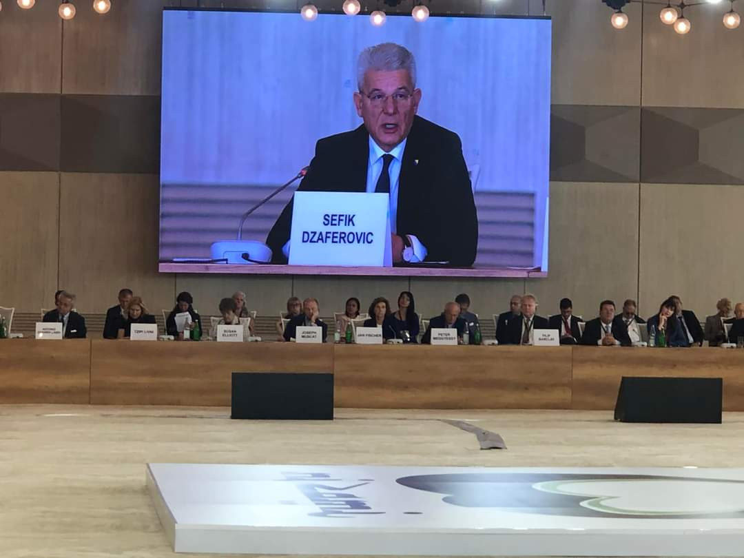 Džaferović u Bakuu: Posljedice globalnih kriza snosimo svi