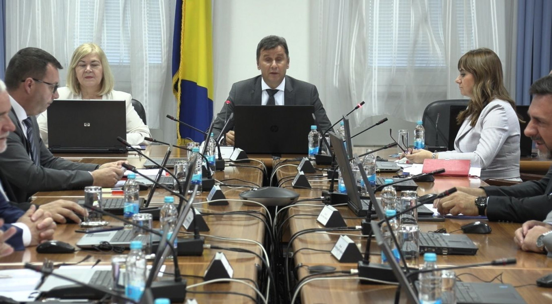 Vlada FBiH osudila oskrnavljivanje Partizanskog groblja u Mostaru